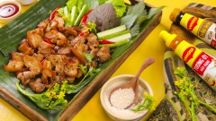 Cuối cùng, xếp thịt ra dĩa đẹp mắt. Dùng thịt lúc còn nóng với xà lách rau sống, thịt chấm nước tương MAGGI và tương ớt MAGGI. Thịt ba chỉ nướng Tây Bắc có vị ngọt và béo của thịt, quyện với hương thơm của các loại gia vị tạo nên một món ăn vô cùng đặc biệt, hấp dẫn đến khó cưỡng, càng ăn càng mê.