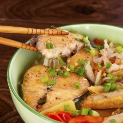 Cho bún đã trụng vào tô, xếp chả cá, sứa vào tô, hành lá cắt nhuyễn và chan nước dùng ngập bún. Món dùng chung với giá, nước mắm ớt. Cuối cùng là thưởng thức ngay món bún cá sứa thơm ngon đậm chất vùng biển thôi!