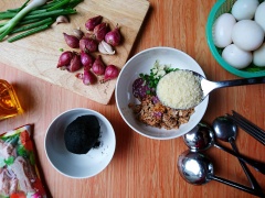 Mắm cá linh đem xay mịn. Trứng vịt muối hấp hoặc nướng chín, hành tím lột vỏ cắt lát, ớt cắt lát, hành lá cắt nhỏ. Cá hộp bỏ phần nước, lấy phần thịt cá xé nhỏ. Trộn mắm: Cho mắm cá linh, cá hộp, 3 trứng vịt, hành tím, hành lá, ớt bột, đường, hạt nêm, tiêu vào chung 1 tô, trộn đều.