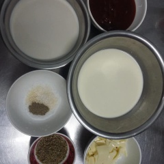 Làm sốt kem phô mai Oregano: hành tím, tỏi băm nhuyễn cho vào chảo dầu nóng 5-7 phút phi vàng thơm, cho bơ lạt vào, cho sữa tươi, cho whipping, cho tương cà, cho phô mai mozzella, cho tiếp phô mai bò cười, khuấy đều các hỗn hợp, sau cho gia vị vào sốt. Sốt sôi, khuấy đều tắt bếp cho lá Oregano vào.