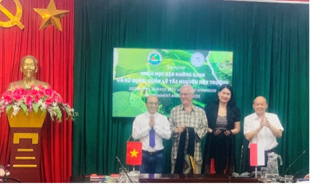 Seminar “Khoa học địa không gian và sử dụng, quản lý tài nguyên môi trường”