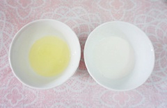Rửa sạch bắp Mỹ đã tách lấy hạt, đậu Hà Lan và ngò rí. Tách lòng trắng trứng ra chén, đánh tan. Hòa tan bột năng với chút nước vừa đủ.