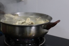 Xương gà mua về rửa sạch cho vào nồi hầm 1 giờ cùng 4 lít nước, mình không đập nắp nhé. Nhớ vớt bọt thường xuyên để có nước dùng trong, nếu bạn mua được xương đùi gà càng tốt. Vì phần đó không có mỡ và khi nấu nước dùng sẽ không có màng vàng như mình luôn.
