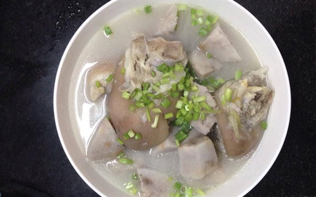 Canh Giò Heo Nấu Khoai Môn