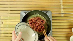 Làm nóng chảo, bạn cho dầu ăn vào. Dầu nóng thì xào thơm hằm băm, tỏi băm, và sả băm. Sau đó thì cho thịt đã ướp lúc nãy vào, xào săn. Nếu bạn thấy thịt khô quá có thể cho thêm một chút xíu nước và dầu ăn. Đến khi thịt ngã màu vàng nâu thì bạn cho tiếp mắm tép vào. Đảo đều tiếp 3 phút nữa thì tắt bếp, sau đó cho hành lá vào cho thơm. Xong rồi, dọn món và thưởng thức nào. Mắm tép có vị mặn đặc trưng và thịt lúc đầu cũng đã ướp rồi nên khi xào không cần nêm đậm nữa.
