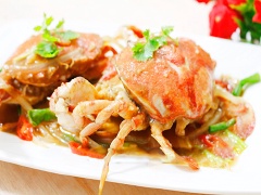 Bạn xúc hành tây ra đĩa rồi gắp miếng từng miếng ghẹ ghép lại, lấy mai ghẹ đặt lên trên như vậy nhìn sẽ như ghẹ nguyên con. Rưới nước sốt me trên trên mình ghẹ, trang trí thêm vài cọng ngò rí cho thêm hấp dẫn.