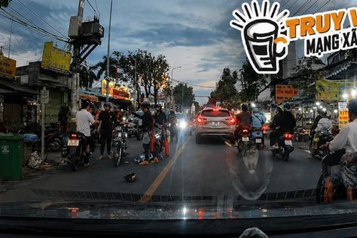 Công an TPHCM xác minh clip một nhóm người xô xát trên đường - Báo Người Lao Động