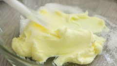 Đến lớp bánh phô mai lạnh: đầu tiên bạn ngâm mềm 5gr lá gelatin với nước lạnh để gelatin nhanh nở hơn. Sau khi ngâm bạn vắt gelatin cho ráo nước rồi cho vào chén có 15ml sữa ấm rồi khuấy lên đến khi gelatin tan hết. Trong 1 chiếc tô khác cho 100gr phô mai mascarpone và 10gr đường vào tô đánh cho mịn, cho hỗn hợp sữa gelatin vào khuấy đều cho hòa quyện.