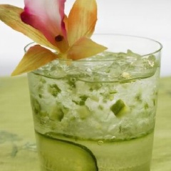 Cho nước cốt chanh, dưa leo, nước ép dưa leo, 2 muỗng canh đường trắng, đá viên vào ly, khuấy đều.