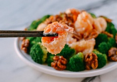 Bày trí ra đĩa là có thể dùng. Tôm chiên sốt mayonnaise món ăn mới lạ đầy đủ dinh dưỡng với sự kết hợp giữa các nguyên liệu như: Tôm, hạt hồ đào(hạt óc chó), bông cải xanh. Có thể ăn sáng hoặc cho các bữa chính đều rất hợp.