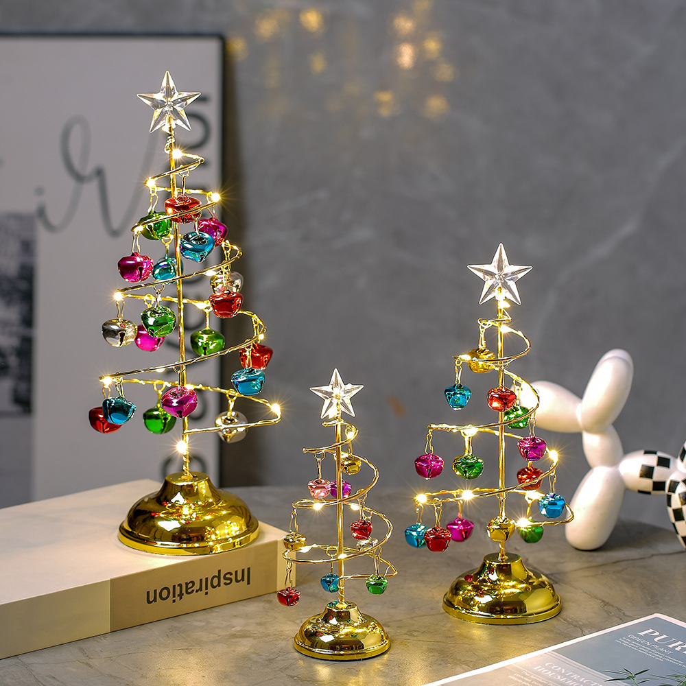 Dekorativer Weihnachtsbaum aus Metall mit LED-Licht