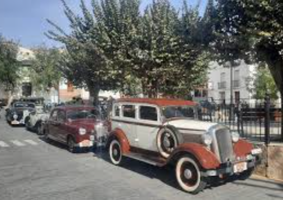 La caravana de coches clásicos despierta nostalgia y vida social en Tórtola de Henares