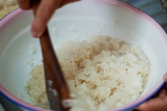Sau đó, lấy nếp ra và trộn đều với nước cốt dừa đã để nguội. Đảo nhẹ nếp trước quạt khoảng 15 phút để hạt nếp nguội và hơi se lại. Sau đó, cho nếp vào nồi và đồ chín thành xôi.