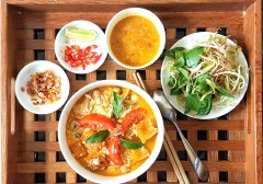 Món này ăn kèm với bún tươi, rau, bắp chuối, ớt, chanh, hành phi. Dù hơi cầu kì xíu nhưng tô bún này vô cùng chất lượng luôn!