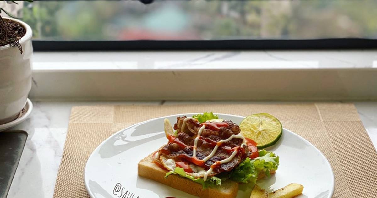 Sandwich giăm bông kèm trứng ốp