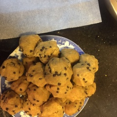 Sau đó cho 130g Chocolate Chip vào cùng và trộn đều thêm lần nữa. Rồi nặn thành viên, mỗi viên khoảng 20-30g.