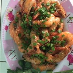 Cho tôm vào đĩa, cho ít rau thơm trang trí và dùng với cơm trắng.