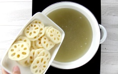 Cách nấu bao tử hầm tiêu xanh: Gọt vỏ củ sen, rửa sạch rồi cắt lát mỏng 1cm. Rửa sạch tiêu xanh. Trụng sơ 300gr xương đuôi heo với nước sôi để khử mùi hôi, vớt xương ra rửa sạch rồi cho vào nồi nấu với 2.5 lít nước cùng 1 muỗng cà phê muối. Nấu lửa lớn cho nước sôi thì bạn vớt bọt, hạ nhỏ lửa hầm 1 tiếng để lấy nước dùng. Đổ phần bao tử vừa khìa vào nồi nước dùng cùng với củ sen và tiêu xanh. Nấu cho sôi rồi hạ lửa nhỏ hầm 40-45 phút, đến khi nào bạn thấy miếng bao tử mềm nhưng vẫn giữ được độ giòn sựt.