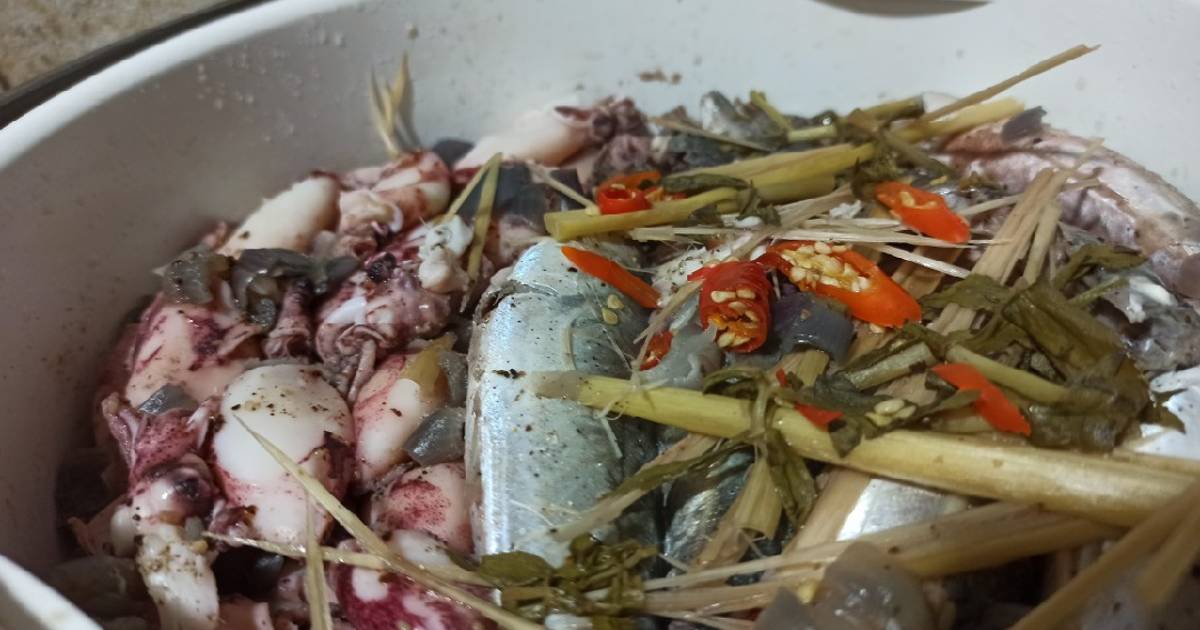 Cá nục, mực hấp cuốn bánh tráng