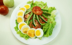 Cho salad ra đĩa, xếp trứng lên trên, trang trí tùy thích là món ăn đã hoàn thành. Nguyên liệu chỉ từ rau củ, trứng nhưng món ăn vẫn đảm bảo được dinh dưỡng cho cả nhà. Ngoài ra nó cũng được xếp vào thực đơn giảm cân cho những ai muốn giảm cân nhé!