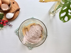 Chia bột làm 2 phần, cho từ từ vào âu bơ trứng. Dùng phới dẹt trộn đều đến khi bột hoàn toàn hòa quyện vào bơ thành một khối thì cho tiếp 50gr hạt chocolate (chocolate chip) vào. Dùng tay hoặc phới dẹt trộn đều chocolate chip vào khối bột.