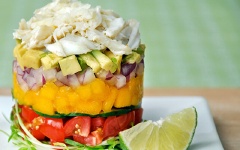 Cuối cùng, thêm một lớp thịt cua bên trên. Rưới nước sốt salad lên trên, sau đó, nhẹ nhàng lấy khuôn ra. Bạn sẽ có món salad cua tươi ngon, đẹp mắt!
