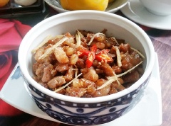 Cho thịt kho mắm ruốc ra bát, ăn cùng với cơm nóng.