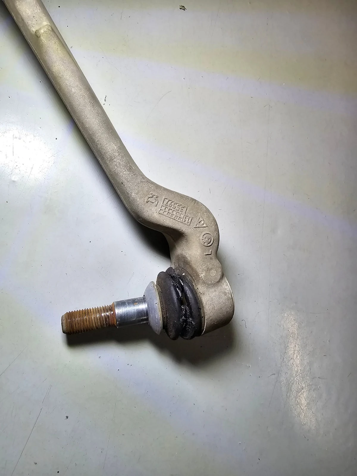 BMW Z4 E89 컨트롤 암 부싱 파열 — 그리스 누유와 고무 찢김이 확인된 탈거된 컨트롤 암