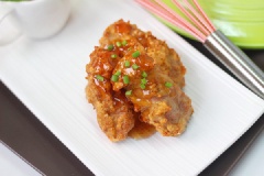Cho sườn chiên tỏi ra đĩa, rắc hành lá lên trang trí để món ăn thêm hấp dẫn. Thưởng thức sườn chiên tỏi ngay khi nóng cùng cơm trắng là ngon nhất. Chuẩn bị thêm 1 chén nước tương ớt xắt để chấm cùng sườn chiên tỏi, món ăn sẽ thêm bắt vị.