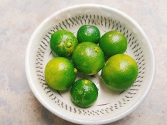 Cắt đôi 5 trái tắc, vắt lấy nước, bỏ hạt. Hai trái còn lại cắt lát mỏng. Tỏi bóc vỏ, băm nhuyễn. Đun nóng 2 muỗng canh dầu ăn, cho tỏi vào phi thơm. Tỏi vừa vàng thì cho tỏi ra chén.