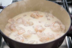 Bắc nồi lên bếp, cho heavy cream, nước dùng gà, nước cốt chanh vào, khuấy đều rồi đun sôi, tiếp tục khuấy khoảng 3-4 phút. Cho tôm nõn vào, trộn đều rồi nêm thêm muối và tiêu, ngò tây, hẹ tây. Đun thêm khoảng 3-4 phút nữa.