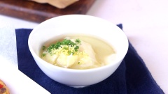 Pha sốt chanh mật ong với 3 muỗng canh mayonnaise, 1 muỗng canh mật ong, 1 muỗng canh sữa đặc, 1 muỗng canh nước chanh vàng, 1 muỗng cà phê lá parsley băm nhuyễn và vỏ chanh. Trộn đều hỗn hợp đến khi sốt mayonaise được mềm mịn.