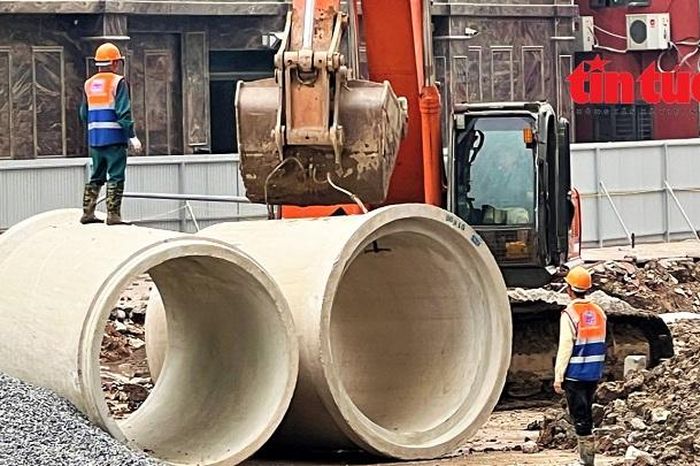 Máy móc rầm rộ thi công dự án đường Vành đai 2,5 đoạn Cầu Giấy - Báo Tin Tức TTXVN