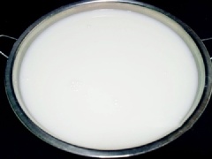 Phần nước thạch agar trong nồi hòa tan với sữa tươi thành hỗn hợp thạch sữa màu trắng. Cho hỗn hợp thạch sữa màu trắng vào khuôn, tiếp đó cho những viên thạch màu xanh vào, khuấy đều, để nguội cho đến khi thạch đông lại thì cất vào ngăn mát tủ lạnh khoảng 1-2 tiếng là ăn được rồi!