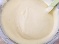 Chia chỗ lòng trắng trứng đã đánh bông làm 3 phần đều nhau, cho vào thố lòng đỏ trứng gà, dùng spatula áp dụng kỹ thuật flod để trộn đều hỗn hợp làm bánh bông lan. Lặp lại tương tự với 2 lần thêm lòng trắng trứng đã đánh nữa nhé.