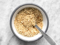 Cho bột breadcrumbs ra tô, thêm 1/4 muỗng muối, 1/4 muỗng bột tỏi, 1/2 muỗng ngò tây xấy khô, 1/4 muỗng húng quế xấy khô, 1/4 muỗng lá oregano xay. Trộn thật đều cho tất cả hòa quyện vào nhau. Sau cùng cho bột vò túi zip và để dành dùng dần.