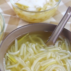 Chè bánh canh ngọt kết hợp từ sợi bánh canh bột gạo dai dai hòa quyện cùng nước đường thốt nốt ngọt thanh và gừng sợi thơm lừng kèm nước cốt dừa béo ngậy của miền Tây sông nước. Ai đã từng thử qua món này chắc chắn sẽ không quên được mùi vị đâu đấy. Bạn hãy thử làm ngay bằng công thức này nhé.