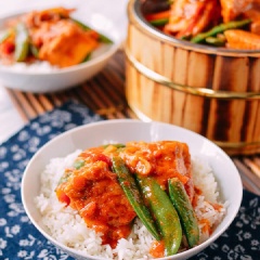 Dọn cà ri ra dùng với cơm trắng, bún hay bánh mì đều ngon. Món này có nguyên liệu thì đơn giản, cách làm lại dễ chế biến nữa chứ, lưu ngay vào thực đơn trong ngày Rằm của bạn nhé.