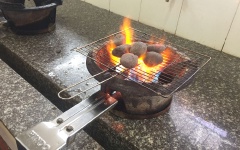 Làm nóng bếp gas. Đặt vỉ nướng lên. Cho từng viên đá cuội lên nướng đá đến khi đá đỏ thật nóng. Nhanh tay cho từng viên đá cuội vào trong nồi đất, đậy kín nắp.