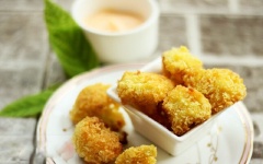 Bày món ăn ra đĩa và chấm cùng hỗn hợp sốt mayonnaise, tương ớt. Chúc các bạn ngon miệng.