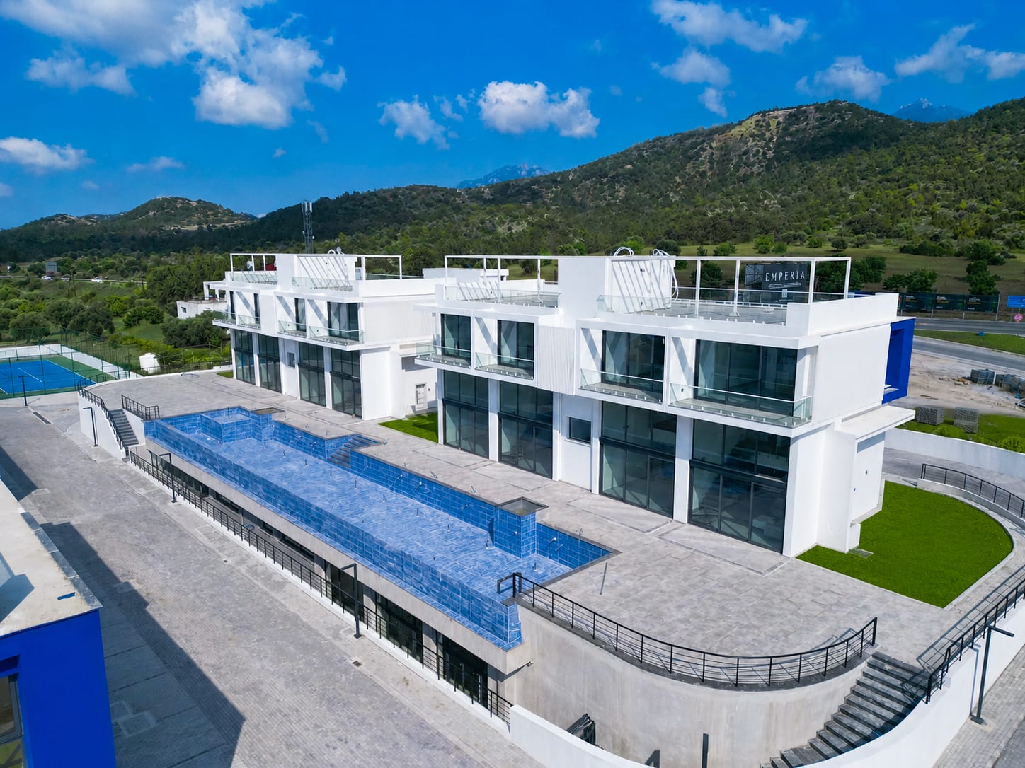 The Blue · Poolbereich mit Bergkulisse