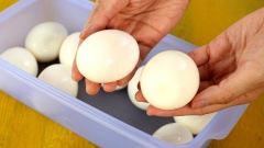 Nhẹ nhàng bóc vỏ trứng rồi xếp vào hộp, rưới ngập phần xốt tương vào và đậy nắp. Đem giữ trong tủ mát sau 6 tiếng là bạn đã có thể dùng.