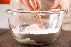 Cho thịt vào âu, thêm hành lá, gừng, nước tương, rượu, muối, đường, dầu mè vào trộn đều. Cho gạo nếp, bột mì vào bát trộn đều rồi đổ nước nóng vào trộn đều và nhào thành khối bột dẻo mịn.