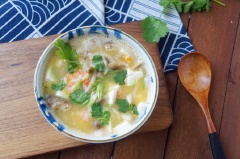Một nồi Súp đậu hũ tôm và nấm linh chi nâu nóng hổi chắc chắn sẽ giúp cả nhà chén sạch cả nồi cơm trong tích tắc luôn nhé! Ngoài ra, món ăn cũng giàu dinh dưỡng và giúp chống ngấy dầu mỡ rất hiệu quả.