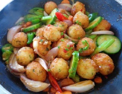 Cho vào nồi gồm 1 muỗng canh nước cốt me, 2 muỗng canh đường, 2 muỗng canh nước mắm, 1 muỗng canh ớt tỏi băm, 1 muỗng canh dầu hào, nấu nhỏ lửa cho nước sốt hơi sánh thì cho các loại rau củ cắt nhỏ phía trên cùng trứng cút chiên vào nhẹ nhàng đảo đều 2-3 phút là tắt bếp.