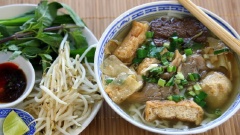 Chuẩn bị một chiếc tô thật đẹp rồi cho bánh phở ra, gắp lên trên nấm, đậu hũ, thịt chay vào, rắc thêm ngò gai cắt nhuyễn và chan nước dùng. Nhớ ăn ngay khi còn nóng nhé! Dùng phở chung với tương, chanh, ớt, giá và các loại rau như bình thường nè.