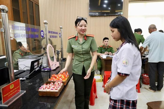 Hình ảnh đáng yêu của công dân 'nhí' tại TPHCM lần đầu làm căn cước - Báo Người Lao Động