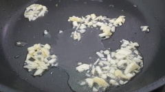 Băm nhỏ tỏi. Rửa sạch, bào vỏ rồi cắt sợi su su. Bào vỏ và cắt sợi cà rốt. Cho dầu ăn vào chảo, phi thơm tỏi băm đến khi tỏi thơm thì cho cà rốt, su su vào xào chín.