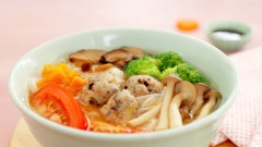 Bún mọc nấm là sự kết hợp giữa những viên mọc tròn thú vị và những nguyên liệu bổ dưỡng chắc chắn sẽ khiến cả bạn và bé đều hài lòng thích thú. Đặc biệt là cách nấu bún mọc cực kỳ đơn giản và nhanh chóng nhé! Hãy cùng Maggi vào bếp, chuẩn bị cho bé cưng những bữa điểm tâm ngon miệng và dinh dưỡng nhé.