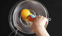Bột gelatine đã ngâm với nước, cho vào lò vi sóng quay vài vòng để bột tan hoàn toàn, để riêng. Đổ hộp đào qua rây lọc, tách riêng phần nước siro đào và phần đào. Lấy 2 miếng đào thái lát mỏng. Để riêng.